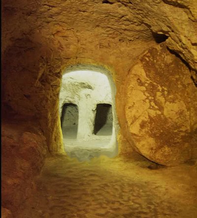 Antiche tombe romane con pietra rotolante, sotto il Convento delle Sorelle di Sion, Nazareth, Israele da Roman